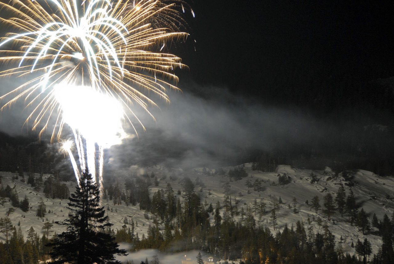 bear_valley_fireworks_in_the_snow.jpg